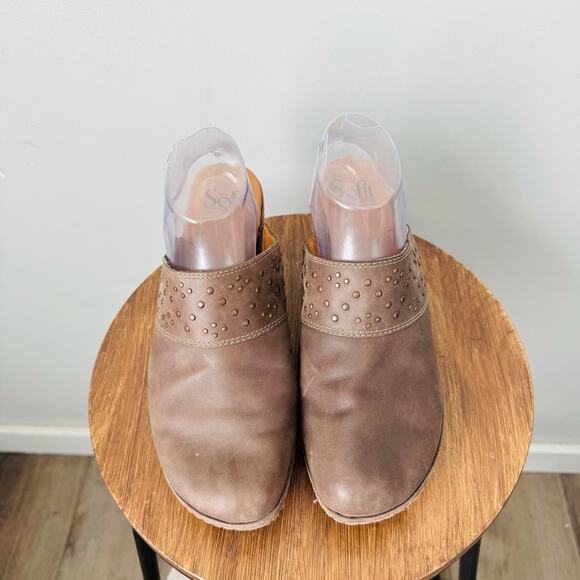 Sofft Brown suede leather studded mule slip on clog Women’s Size 9.5 - Picture 3 of 11